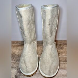 Room & Fashion Women’s Classic Cream Color Sheepskin Sherpa Lined Boots Size 9